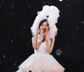 網(wǎng)紅穿婚紗唱歌的是誰,她用歌聲詮釋愛情，驚艷眾人