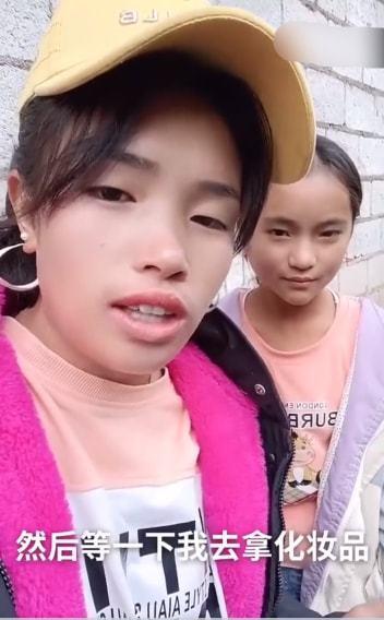 女網(wǎng)紅給鄉(xiāng)下妹化妝,鄉(xiāng)下妹變身時(shí)尚達(dá)人