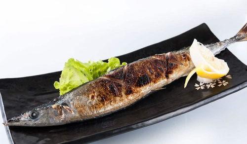 網(wǎng)紅秋刀魚的做法和配料,秋意盎然，鮮美入魂的烹飪藝術